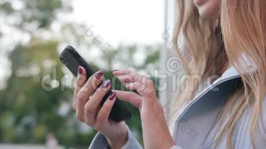 一位年轻女士使用智能手机<strong>户外用品</strong>